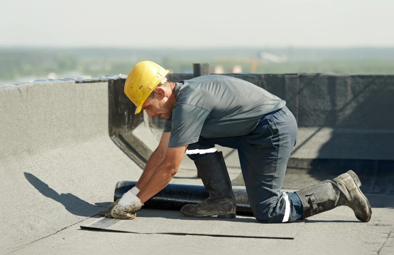 pracownik na dachu